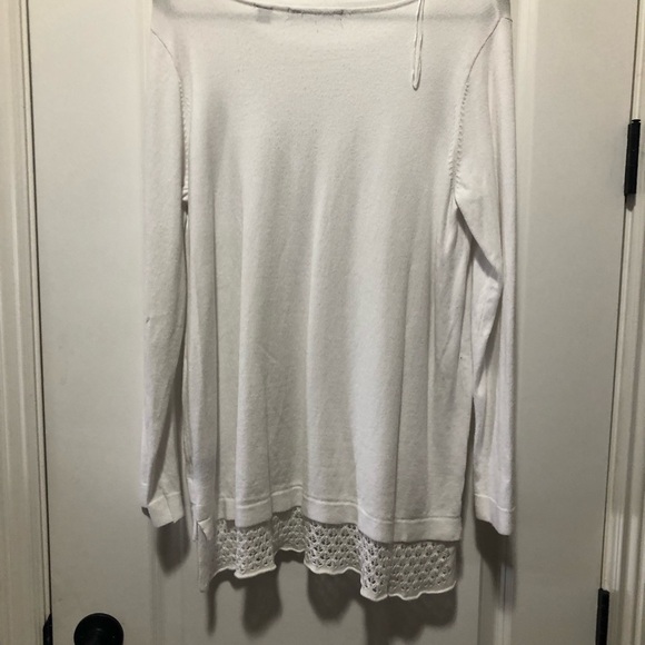 White 1X women’s  T-shirt with embroidery on the bottom surrounding - Picture 8 of 8